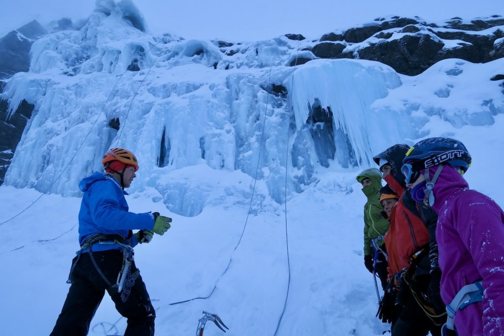 Imagen de Bautismo de Escalada en Hielo Sierra Nevada - Gredos - Pirineos