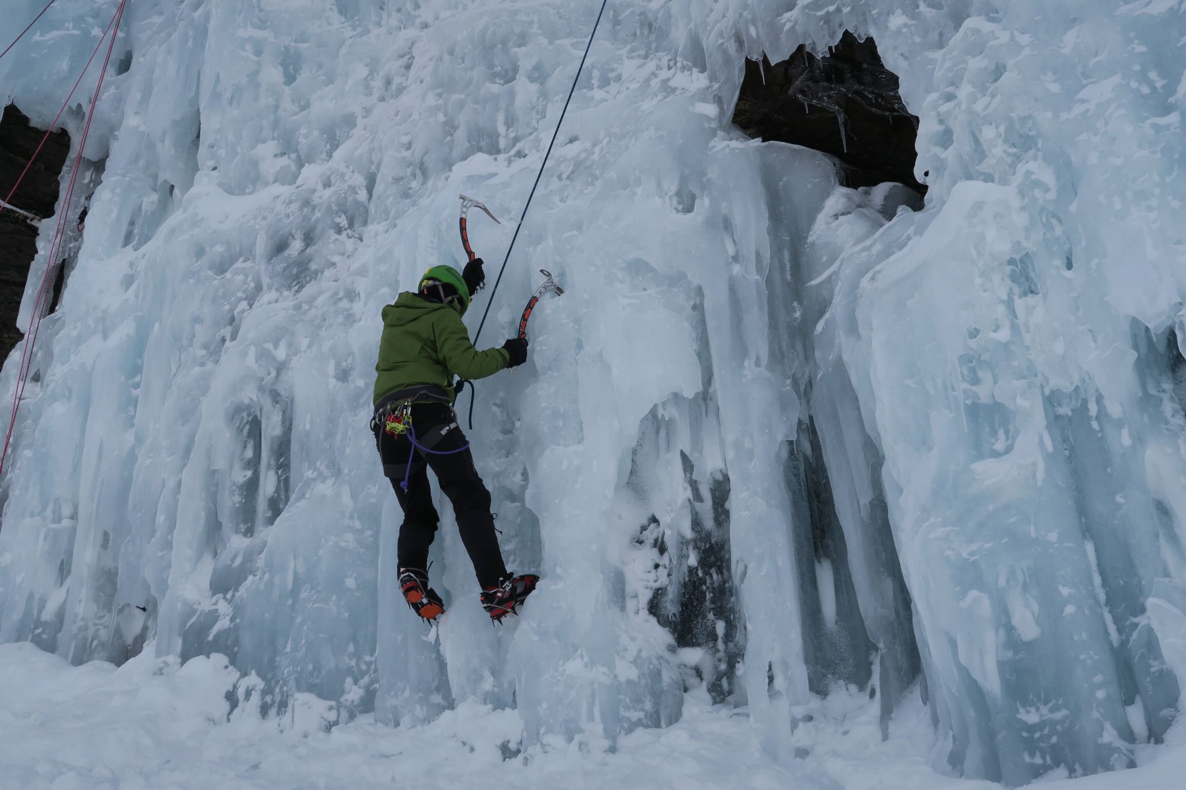 Imagen de Bautismo de Escalada en Hielo Sierra Nevada - Gredos - Pirineos